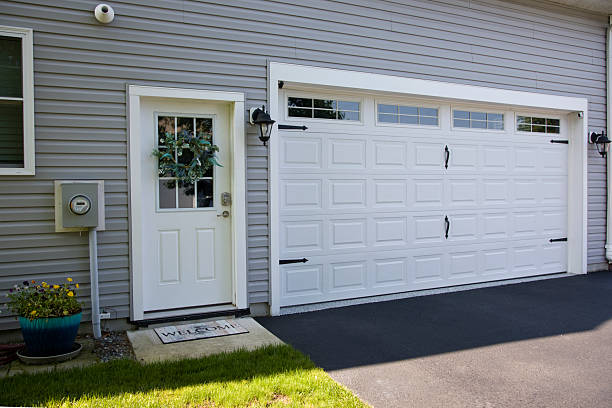 24/7 Emergency Garage Door Panel Replacement experts in Clyde, NY